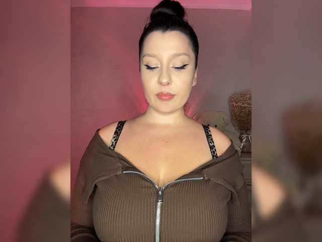 M-O-L-N-I-Y-A live webcam show