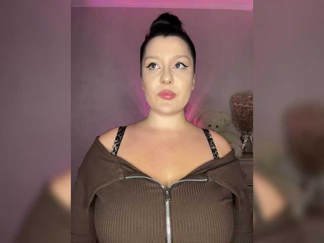 M-O-L-N-I-Y-A live webcam show