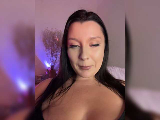 M-O-L-N-I-Y-A live webcam show