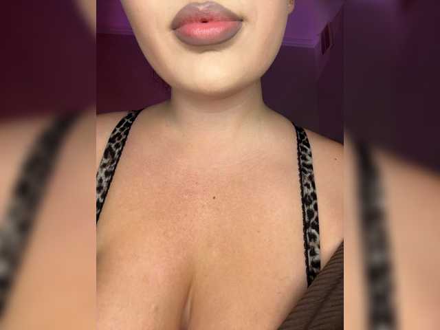 M-O-L-N-I-Y-A live webcam show
