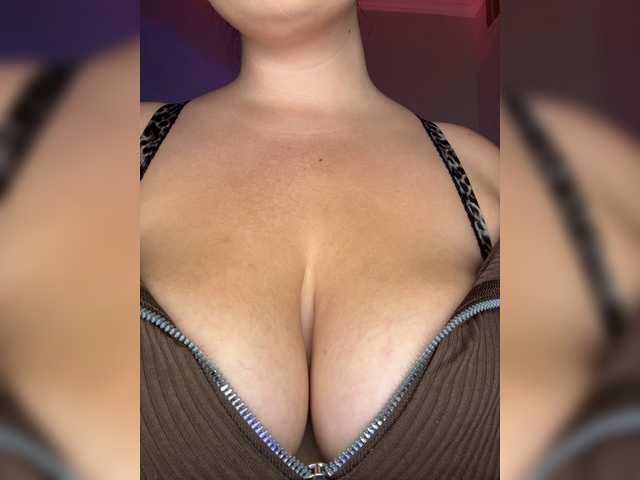 M-O-L-N-I-Y-A live webcam show