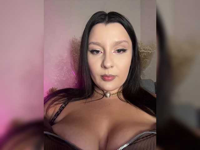 M-O-L-N-I-Y-A live webcam show