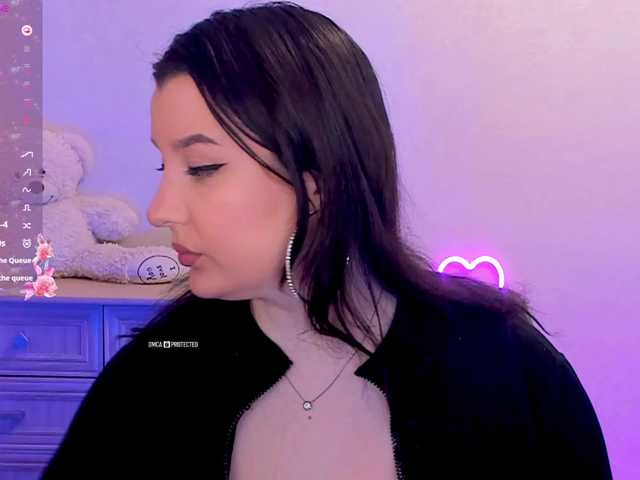 видео M-O-L-N-I-Y-A