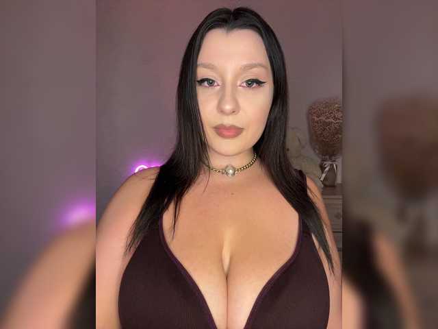 M-O-L-N-I-Y-A live webcam show
