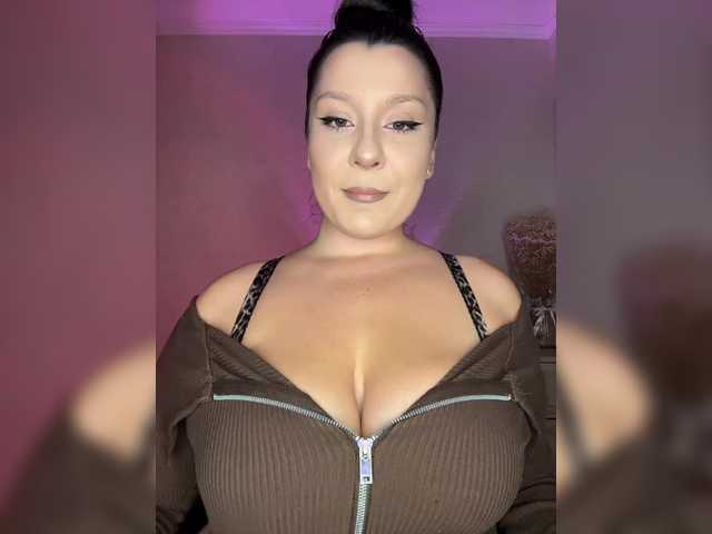M-O-L-N-I-Y-A live webcam show