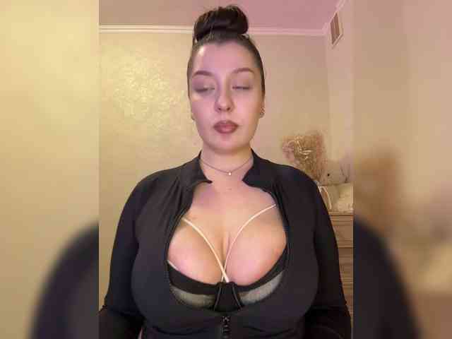 M-O-L-N-I-Y-A Live Webcam on BongaCams