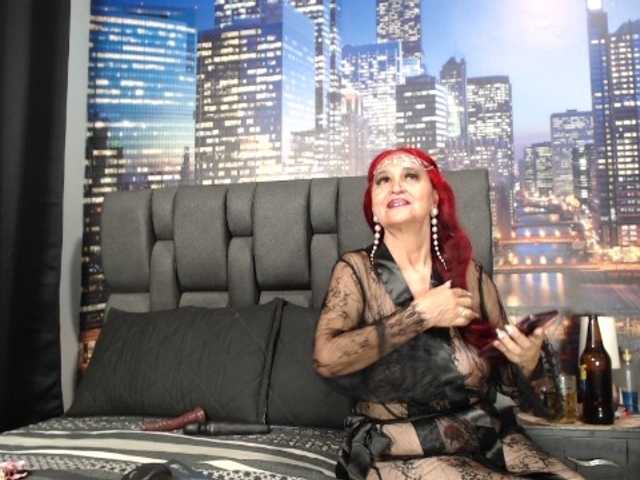 Lucy-mature live cam