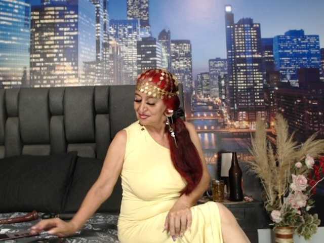 Lucy-mature live cam on BongaCams