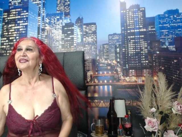 Lucy-mature live cam on BongaCams
