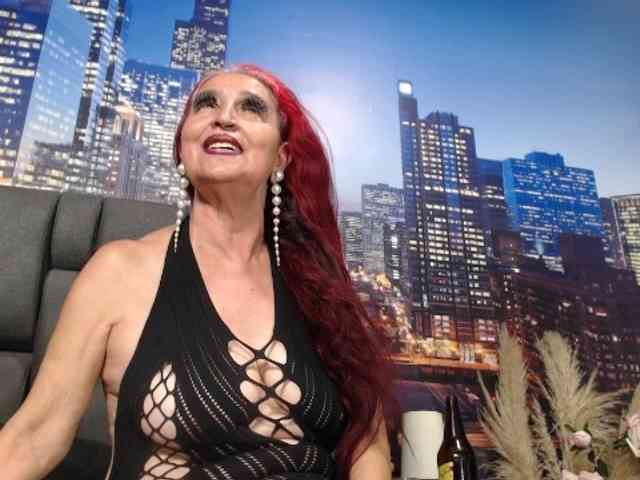 Lucy-mature webcam