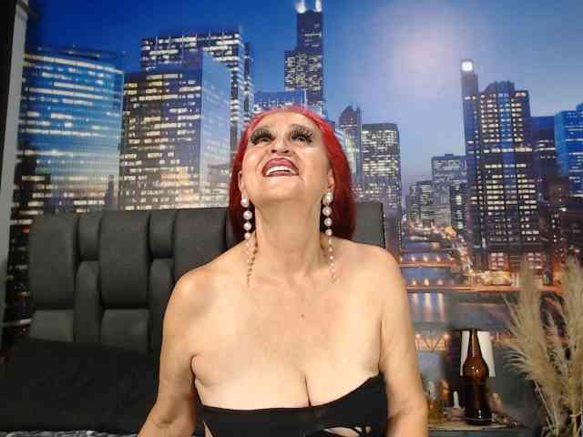 Lucy-mature webcam