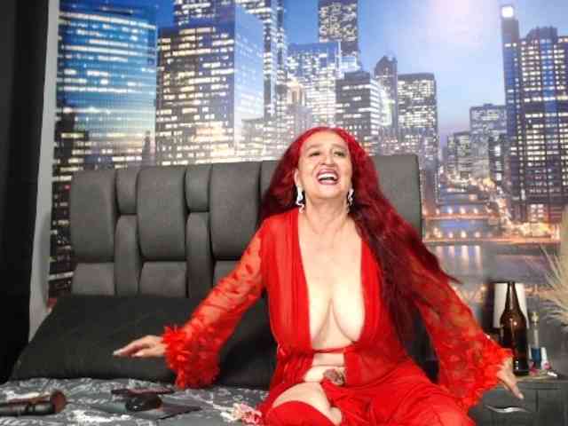 Lucy-mature webcam