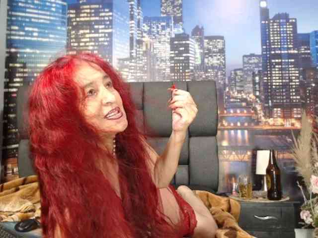 Lucy-mature webcam