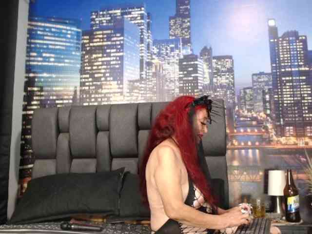 Lucy-mature webcam