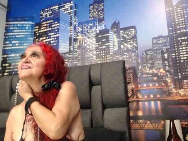 Lucy-mature webcam