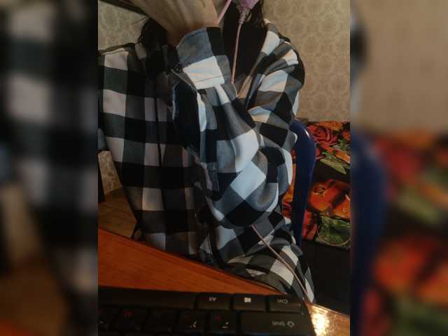 le modèle Your_favorite_dispatcher est en webcam porno dans un show sur le site bongacams, il possède les tags suivants: White/Caucasian,Brunette,Shaved