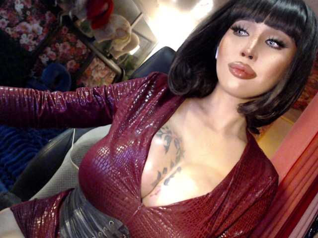 QUEENValentina live webcam show