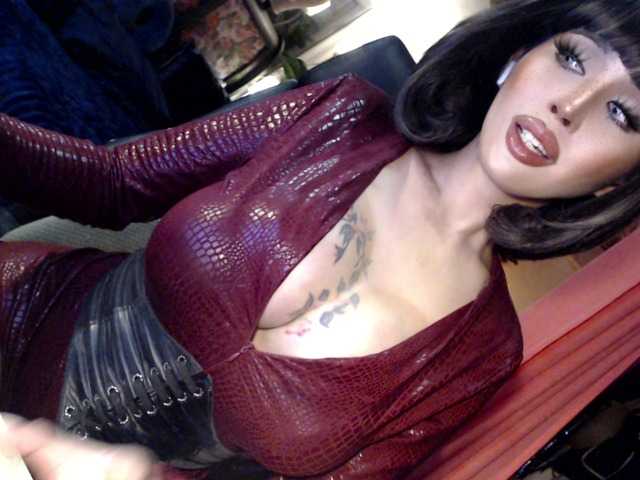 QUEENValentina live webcam show