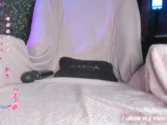 LeenyLipss, live now on BongaCams