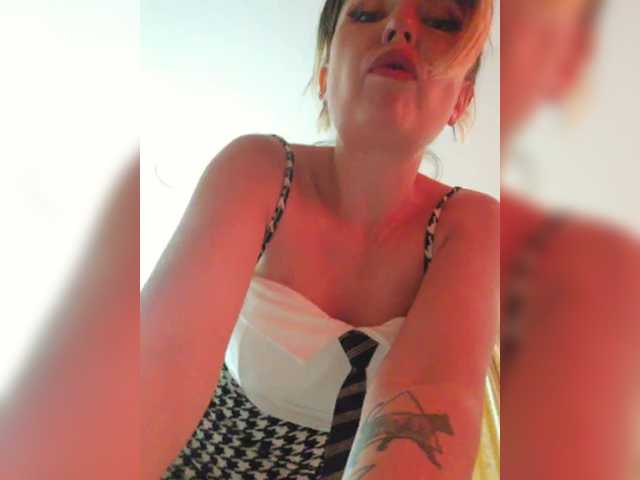 MinniMia live cam on BongaCams