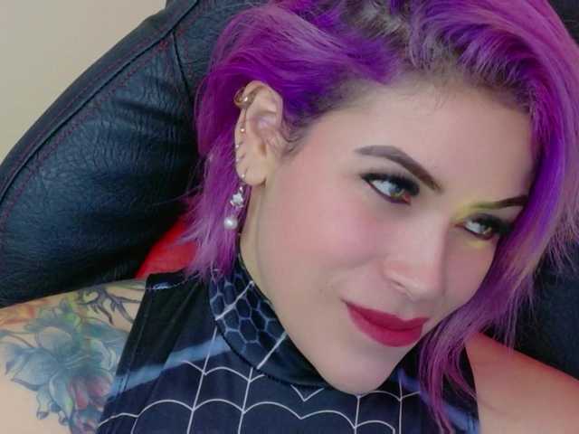 Ivypoison10 live cam on BongaCams