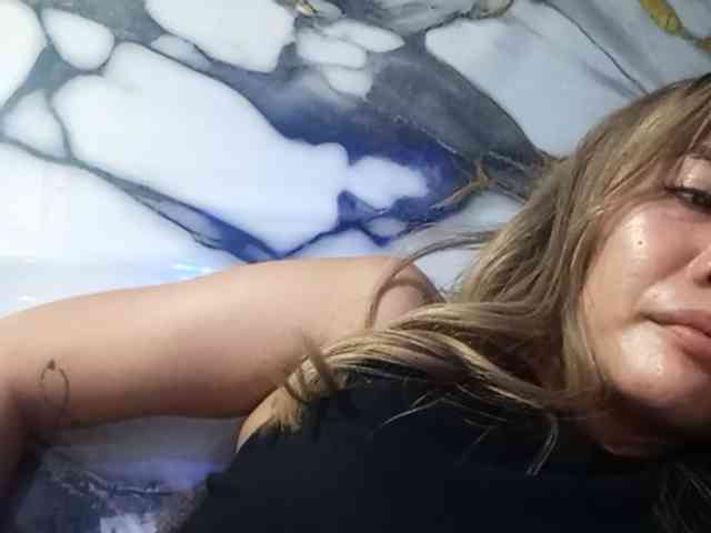 HEARTQUEEN webcam