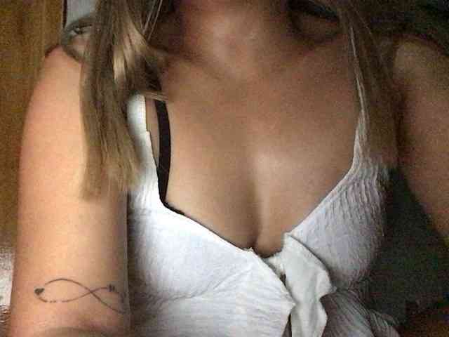 HEARTQUEEN webcam