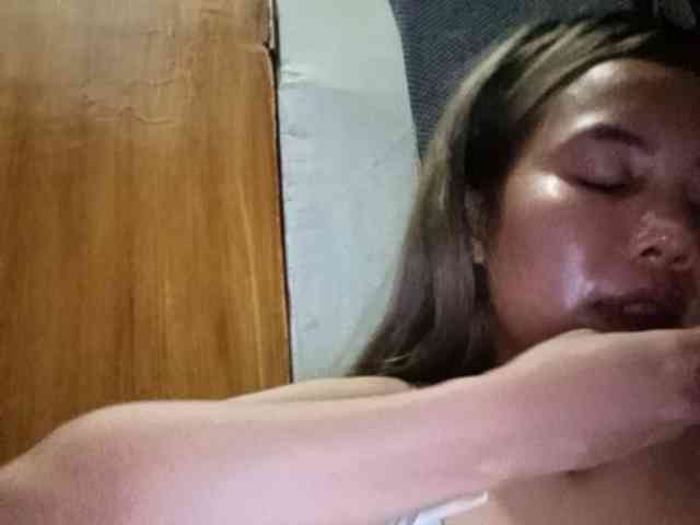 HEARTQUEEN webcam