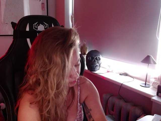 hollyBB live cam on UnifiedCams