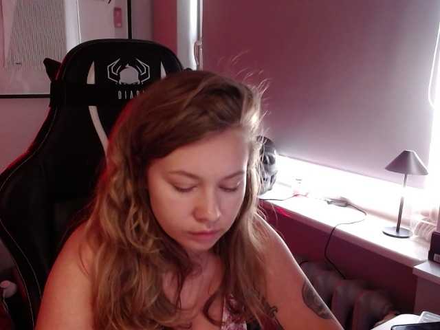 hollyBB live cam on UnifiedCams