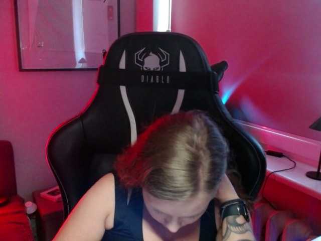 hollyBB live cam on UnifiedCams