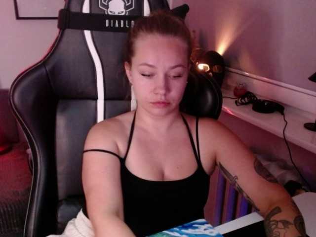 hollyBB live cam on UnifiedCams