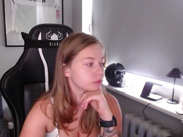 hollyBB live cam on UnifiedCams