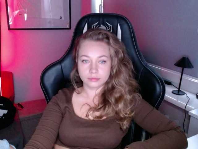 hollyBB live cam preview