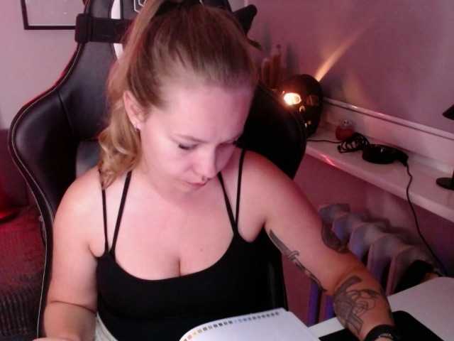 hollyBB live cam on UnifiedCams