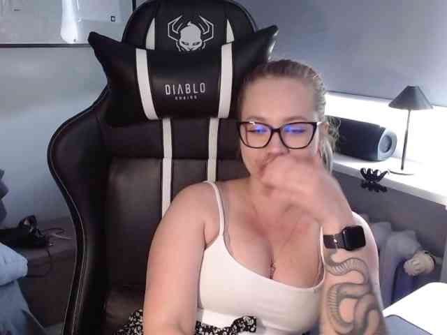 Model: hollyBB