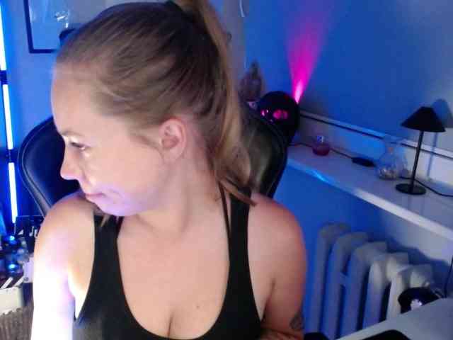 hollyBB webcam