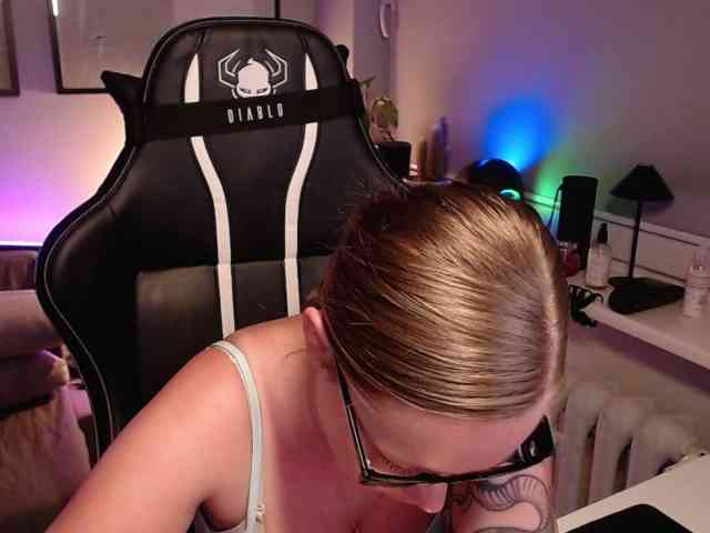 hollyBB webcam