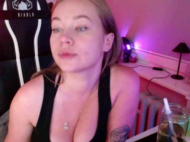 hollyBB webcam