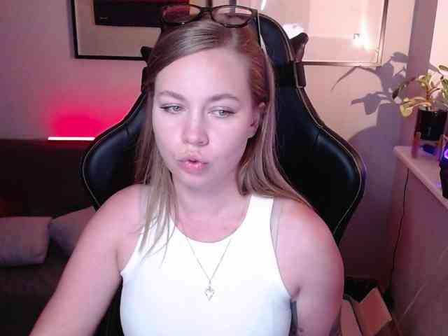 hollyBB Live Webcam on BongaCams
