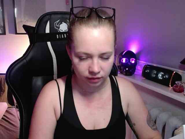 hollyBB webcam