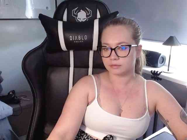 Model: hollyBB