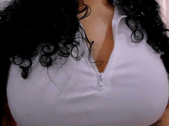 latinvalery live cam on BongaCams
