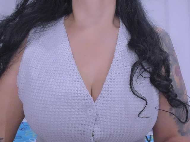latinvalery live cam on BongaCams