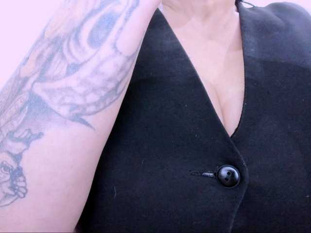 latinvalery live cam on BongaCams