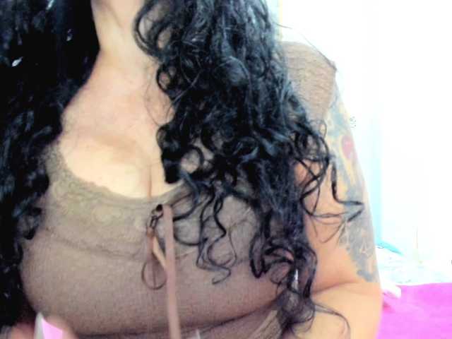 latinvalery live cam on BongaCams
