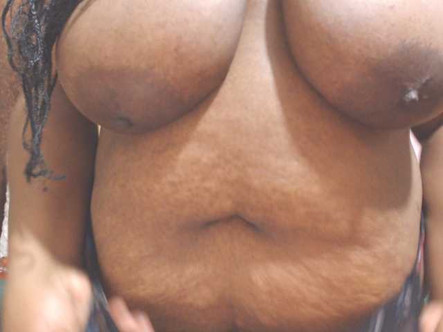 Bustytitsxx22 live cam on BongaCams