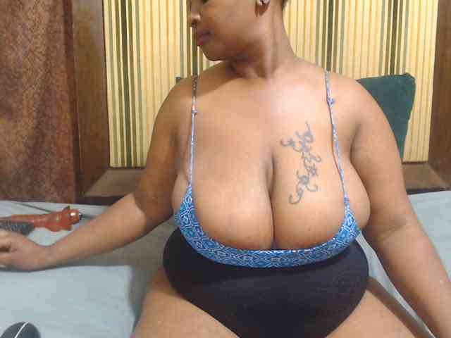 Bustytitsxx22 webcam