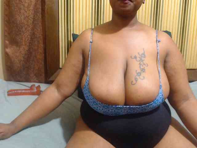 Bustytitsxx22 webcam