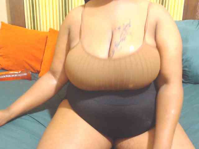 Bustytitsxx22 webcam